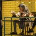 ¿De qué trata el «desvelo en venganza» y por qué lo practican muchos jóvenes en China y el mundo?
