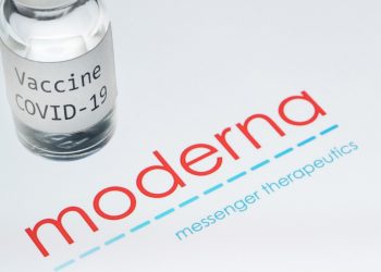 EE. UU. compra 100 millones de dosis más de la vacuna de Moderna y mantiene restricciones en frontera por COVID-19