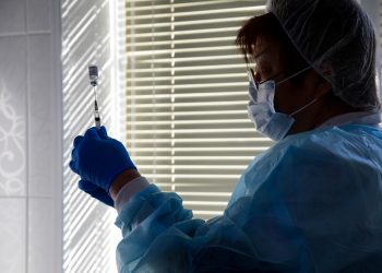 Argentina aprueba vacunas de Pfizer-BioNtech y Sputnik V de Rusia contra la COVID-19