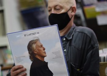 Paul McCartney saca nuevo álbum y promueve la vacunación contra el covid-19