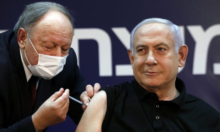 Primer ministro israelí, Benjamin Netanyahu, es vacunado contra COVID-19. FOTO / AFP