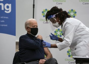 Joe Biden, presidente electo de Estados Unidos, recibe vacuna contra COVID-19