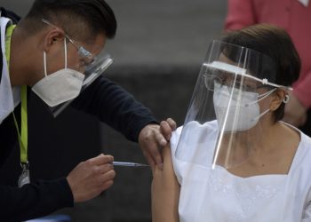 América Latina inicia vacunaciones y Europa se preocupa por la nueva cepa de la COVID-19