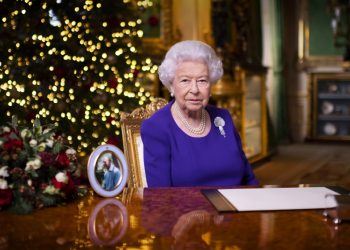 «No están solos», dice a los británicos la reina Isabel II en emotivo discurso navideño