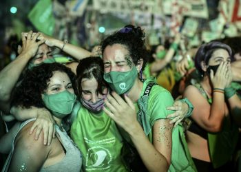 Argentina legaliza el aborto en una histórica votación en el Senado