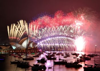 El Año Nuevo llega con fuegos artificiales pero sin celebraciones en las calles