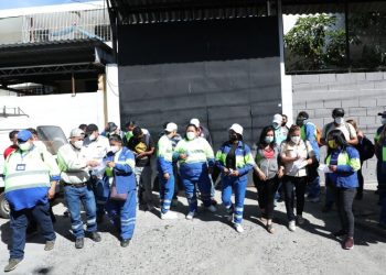 Trabajadores de alcaldía de San Salvador denuncian bloqueo para laborar por contratación de empresa recolectora de basura