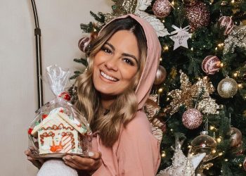 Famosas salvadoreñas brillan con su decoración navideña