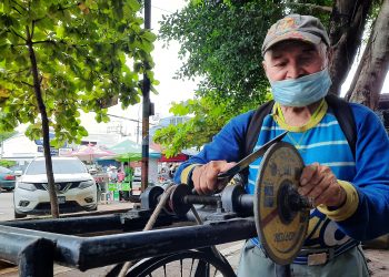 Antonio, un salvadoreño que se gana el sustento afilando cuchillos a pesar de su discapacidad visual