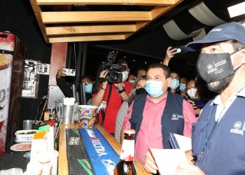 Autoridades verifican que no haya menores de edad siendo explotadas en bares de San Salvador