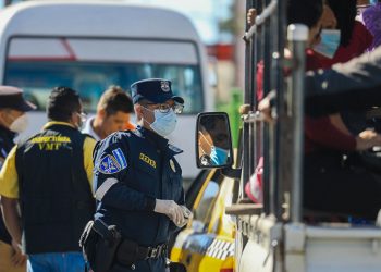 Refuerzan controles vehiculares en carreteras hacia Puerto de La Libertad y Costa del Sol para prevenir accidentes