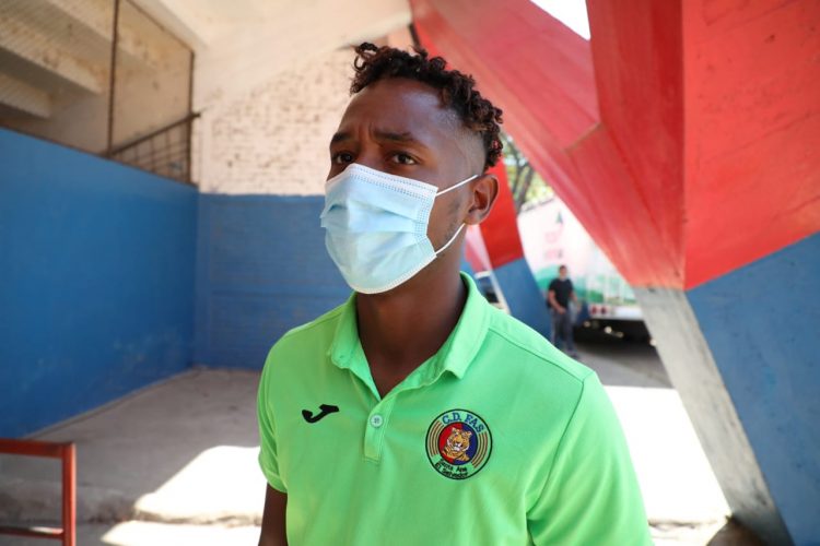 Brayan Gil llegó la tarde de este domingo al estadio Quiteño. Foto Diego García
