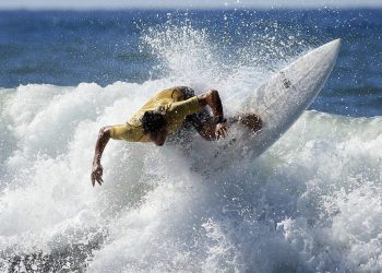 Bryan Pérez, único surfista nacional que sigue vigente en el Surf City El Salvador Tour 2020