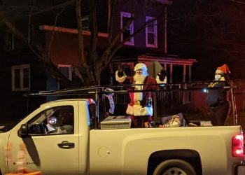 Santa Claus móvil entrega juguetes a niños inmigrantes en EE. UU.