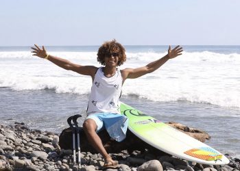 Dariel Meléndez, surfista costarricense paralímpico, cautivó en El Tunco al domar las olas en una pierna