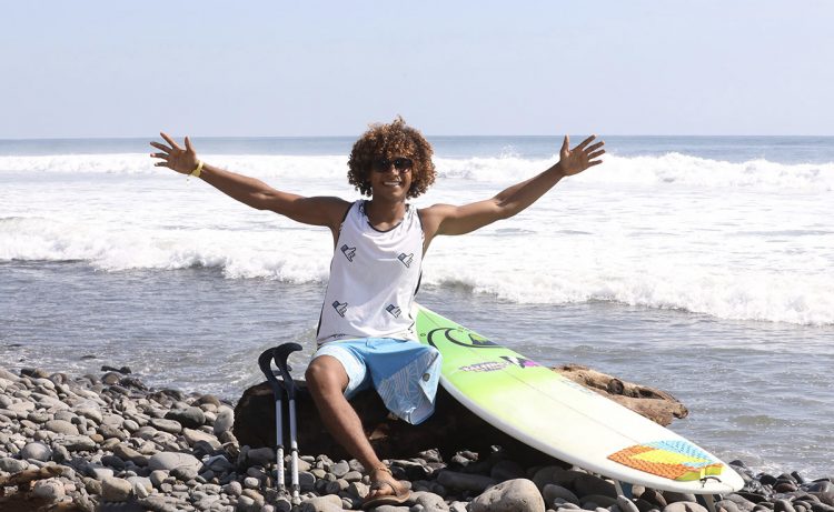 Dariel Meléndez disfruta de la playa El Tunco. Foto Roberto Flores