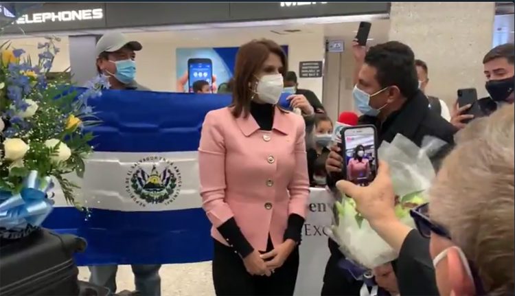 Milena Mayorga es recibida por compatriotas en la nación norteamericana. Foto/ Cortesía.