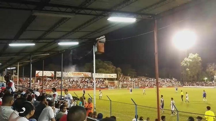 La directiva de Firpo confía en que logrará solventar el tema de la luza para jugar pronto de noche. Foto Diario El Salvador