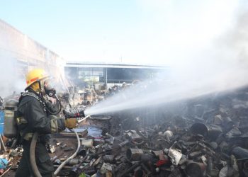Incendio en chatarrera deja cuatro personas lesionadas en Lourdes