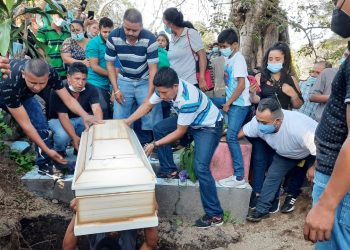 «Es doloroso este momento»: sepultan a menores que fallecieron tras explosión de cohetería clandestina en Santa Ana