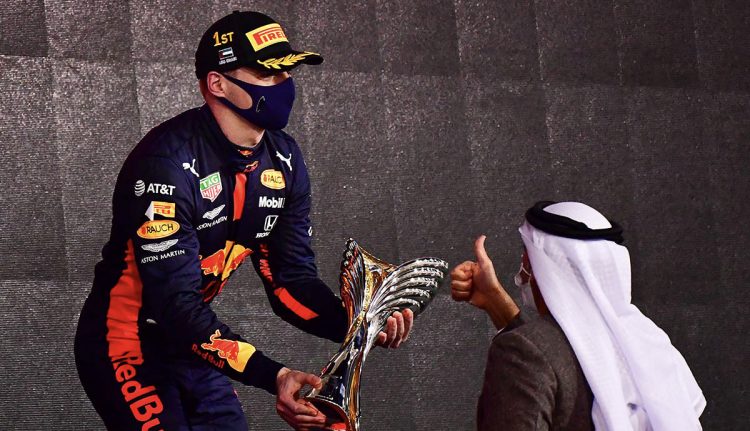 Max Vestappen recibe su trofeo tras ganar el GP de Abu Dabi. Foto AFP