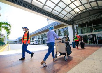 Aeropuerto de El Salvador podría cerrarse para evitar llegada de nueva cepa de COVID-19