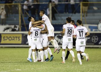 Marvin Monterroza le salvó la noche a los albos al anotar un golazo de tiro libre