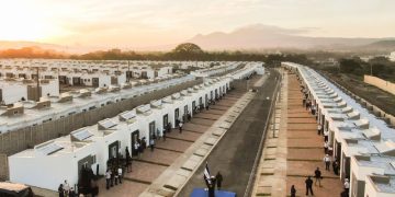 Presidente entrega 252 casas a afectados por lluvias