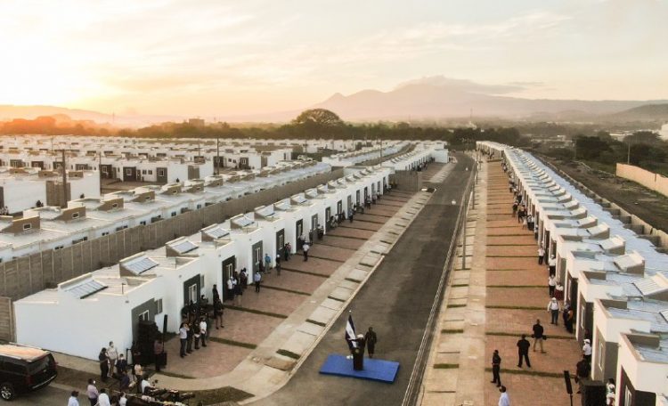 Antes de Navidad. Las familias pasarán las fiestas de fin de año en su casa nueva.
