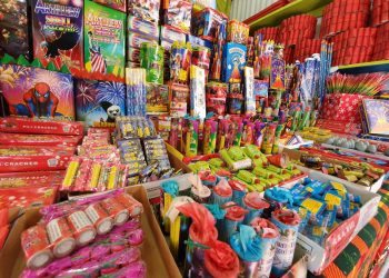 Verifican medidas de seguridad en más de 100 puestos de venta de pólvora en el Parque Centenario en San Salvador