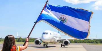 Aeropuerto de El Salvador recibirá 200,000 pasajeros en diciembre