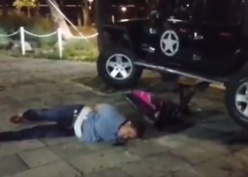 VIDEO/ Conductor con 306 grados de alcohol arrastró a un vehículo frente a Parque Cuscatlán en San Salvador