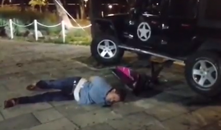 Conductor con 306 grados de alcohol arrastró a un vehículo frente a Parque Cuscatlán en San Salvador