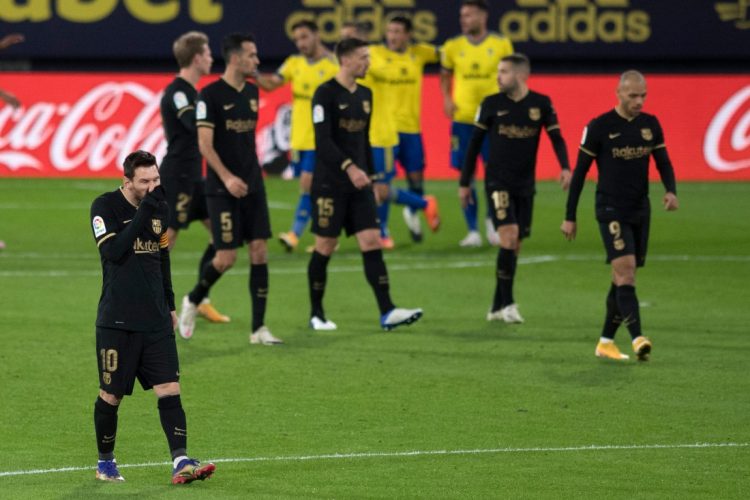 El delantero argentino del Barcelona Lionel Messi reacciona durante el partido de fútbol de la Liga española entre Cádiz y Barcelona en el estadio Ramón de Carranza. JORGE GUERRERO / AFP