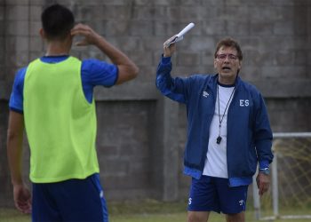 Hugo Carrillo, presidente de la Fesfut, ratifica continuidad de Carlos De los Cobos en la Selecta