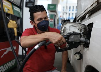 Combustibles se venderán por litros en El Salvador