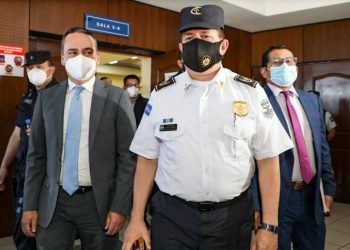 «Irregulares y viciados» fueron los cargos formulados por diputados en contra del director de la PNC