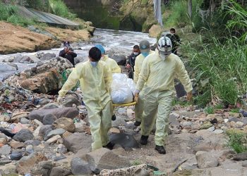 Socorristas bajo doble riesgo cuando recuperan cadáveres en ríos y terrenos de difícil acceso