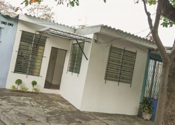 Ministerio de Vivienda entrega primera casa reparada tras daños ocasionados por incendio en planta de gas en Soyapango
