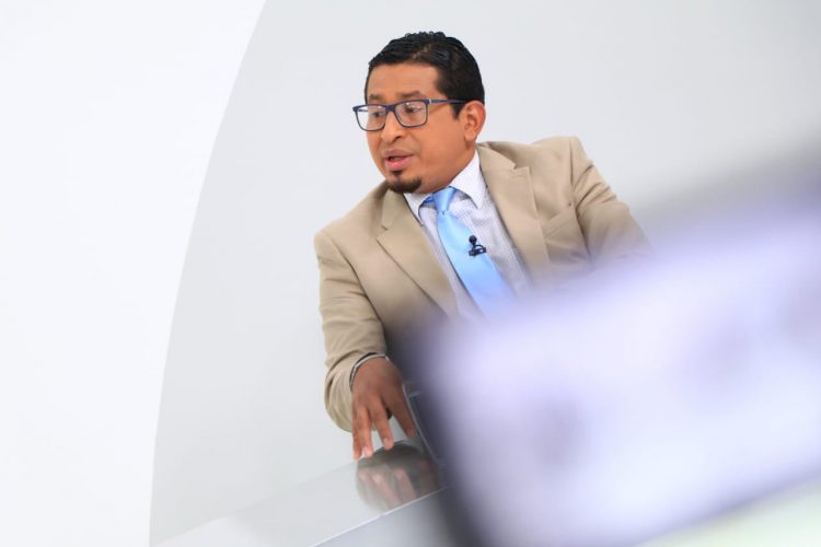 Nahum Martínez, abogado defensor de Mauricio Arriaza Chicas. Foto: @NoticieroSLV