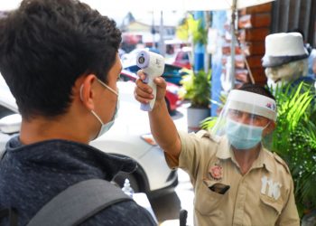 Jóvenes estarían irrespetando medidas sanitarias contra COVID-19 y poniendo en riesgo a adultos mayores, dicen autoridades