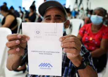 Gobierno entrega contribución económica a 53 familias para que construyan sus viviendas