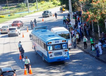 Gobierno de El Salvador mantiene verificaciones en transporte público para prevenir contagios de COVID-19 durante temporada navideña