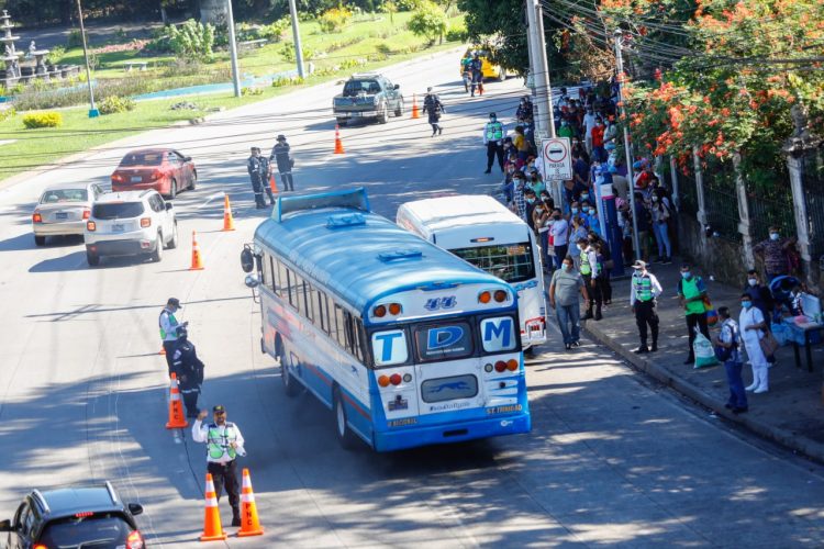 Gobierno de El Salvador mantiene verificaciones en transporte público para prevenir contagios de COVID-19 durante temporada navideña