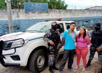 Capturan a hombre y mujer por presunto homicidio en Santa Ana