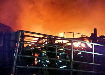 Bomberos controla incendio en recicladora de plástico que amenazaba a viviendas  en carretera a San Juan Opico