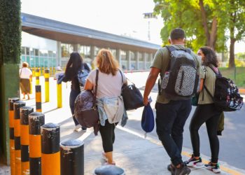 Las 10 recomendaciones para cuidarte del COVID-19 al reencontrarte con un ser querido en el aeropuerto