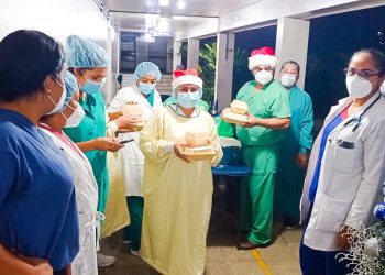 Personal de primera línea recibe cena de fin de año en diferentes puntos de El Salvador