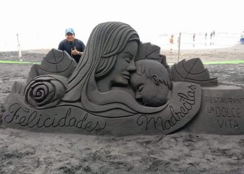 Artista salvadoreño presenta sus esculturas de arena en playa San Blas