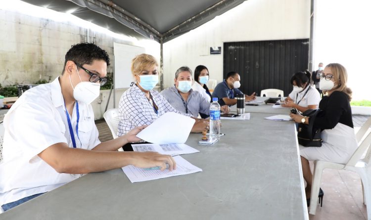 En Santa Tecla la abogada de Nuevas Ideas presentó su escrito ante la JED, que es encargada de inscribir concejos municipales. / FOTO: Roberto Flores
